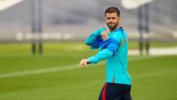 BARCELONA, 02/09/2022.- El bosnio Miralem Pjanic hoy viernes durante el entrenamiento del FC Barcelona previa al partido de Liga que mañana sábado les enfrenta al Sevilla CF. EFE/ Enric Fontcuberta.