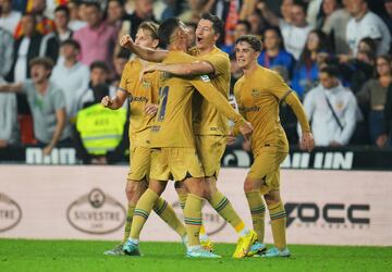 0-1. Robert Lewnadowski celebra el primer gol que marca en el minuto 93.