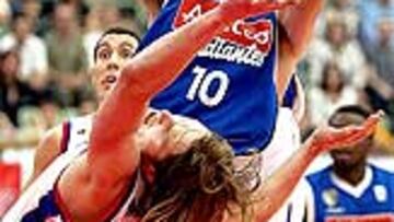 <b>EMPAREDADO.</B> Macijauskas y Scola contienen a Carlos Jiménez.