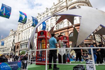 Desde Trafalgar Square hasta Regent Street, los dos grandes puntos de interés para aficionados y turistas, los escudos, banderas y pancartas del Real Madrid y Borussia de Dortmund adornan las calles londinenses.