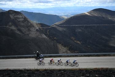 El grupo del maillot rojo durante la ascensión a El Morredero.