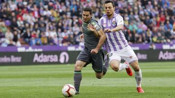 Zaldua y Óscar Plano pugnan por un balón.