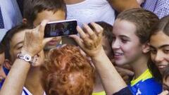 Carolina Mar&iacute;n posa con los asistentes al homenaje que ha recibido en el Ayuntamiento de Huelva tras lograr su segundo mundial de b&aacute;dminton.