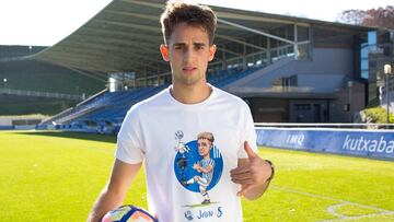 Januzaj, con una camiseta con su rostro en uno de los campos de entrenamiento de Zubieta.