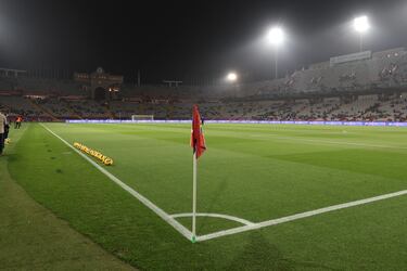 El partido entre el Barcelona y el Osasuna fue suspendido por el fallecimiento del médico del equipo, Carles Miñarro. La noticia se supo minutos antes del encuentro, y fue el mismo presidente del Barça, Joan Laporta, el que bajó al vestuario para comunicar a los jugadores que el partido no se disputaría.