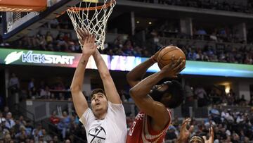 GRA004. DENVER (EE.UU), 19/03/2017.- El base de los Houston Rockets, James Harden (c), lanza a canasta ante los aleros de los Denver Nuggets, Juan Hernangomez (i) y Kenneth Faries (d), durante el segundo cuarto del partido de la NBA disputado en el Pepsi Center, en Denver, que ha finalizado con victoria de los Houston Rockets por 109-105. EFE/Todd Pierson