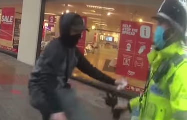 Call of Duty: Black Ops Cold War | Escapa de prisión y le pillan al comprar el juego