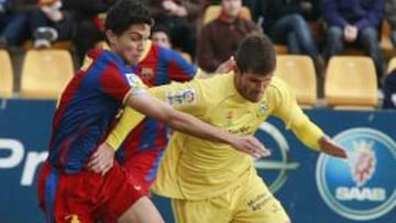 <b>VIGILADO. </b>Quini trata de escaparse de Bartra, del Barcelona B.