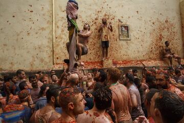BUNOL, SPAIN - AUGUST 30: Revellers enjoy the atmosphere in tomato pulp while participating the annual Tomatina festival on August 30, 2017 in Bunol, Spain. An estimated 22,000 people threw 150 tons of ripe tomatoes in the world's biggest tomato fight held annually in this Spanish Mediterranean town. (Photo by Pablo Blazquez Dominguez/Getty Images)