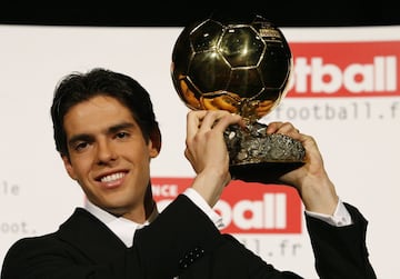 Kaká levanta el Balón de Oro en 2007.