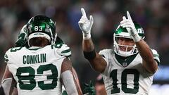 EAST RUTHERFORD, NEW JERSEY - SEPTEMBER 11: Wide receiver Allen Lazard #10 of the New York Jets celebrates a first-down reception during the fourth quarter of the NFL game against the Buffalo Bills at MetLife Stadium on September 11, 2023 in East Rutherford, New Jersey.   Elsa/Getty Images/AFP (Photo by ELSA / GETTY IMAGES NORTH AMERICA / Getty Images via AFP)