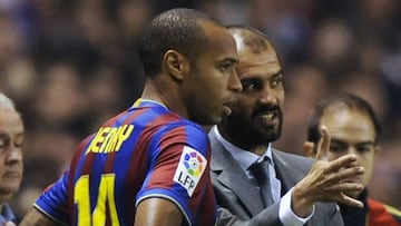 Guardiola da instrucciones a Henry.