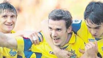 <b>EL EQUIPO DE SHEVA. </b>El jugador milanista (en el centro) lidera con mucha clase a Ucrania, el rival más difícil de España en Alemania.