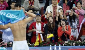 Aficionadas chinas entusiasmadas con las vistas: Rafa Nadal se cambia de camiseta en el partido que le enfrentó al alemán Philipp Kohlschreibe en el abierto de China de Tenis.