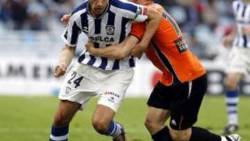 <b>VIGILADO. </b>Un contrario agarra a Xabi Prieto durante un partido.