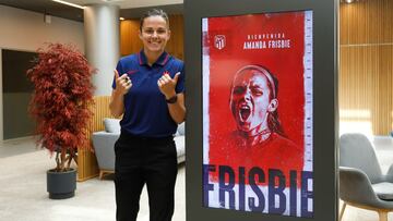 Amanda Frisbie posa con su nuevo equipo.