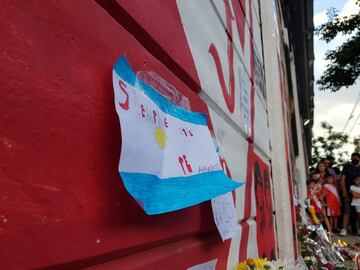 Aficionados se reúnen a las puertas del estadio Diego Armando Maradona, en el barrio de La Paternal.