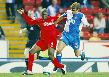 El delantero francés del Liverpool Djibril Cissé cayó gravemente lesionado durante un encuentro frente al Blackburn Rovers en 2004. Tuvo fractura de la tibia y peroné de la pierna izquierda.