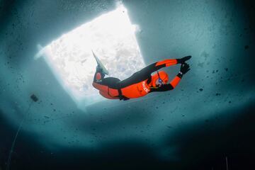 La croata Valentina Cafolla ha batido un nuevo récord mundial de apnea dinámica al recorrer 140 metros bajo
el hielo, sin oxígeno y con una sola aleta, en el Lago di Anterselva, Italia. Cafolla ha tardado 36 horas en arrebatar el anterior récord a la japonesa Yasuko Ozeki, con 126 m en el lago Shiretokogo, en la isla japonesa de Hokkaido.