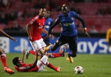 Lacina Traore y  Maxi Pereira 