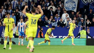 Villarreal's Spanish forward #20 Alberto Moleiro (R) celebrates scoring his team's second goal during the Spanish league football match between RCD Espanyol and Villarreal CF at�RCDE Stadium in Cornella de Llobregat on November 8, 2025. (Photo by Josep LAGO / AFP)