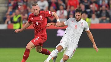 Czech Republic's defender Vladimir Coufal (L) and Spain's midfielder Koke vie for the ball during the UEFA Nations League - League A Group 2 football match between Czech Republic and Spain at the Sinobo Stadium in Prague, on June 5, 2022. (Photo by Michal Cizek / AFP)