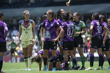 Arbitro Francia Maria Gonzalez muestra tarjeta amarilla a Karen Diaz de Pachuca  durante el partido America vs Pachuca, correspondiente al partido de vuelta de Cuartos de Final del Torneo Clausura Grita Mexico C22 de la Liga BBVA MX Femenil, en el Estadio Azteca, el 08 de Mayo de 2022.