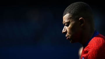 Paris Saint-Germain&#039;s French forward Kylian Mbappe warms up prior to the French L1 football match between Paris-Saint Germain (PSG) and Lille (LOSC) at the Parc des Princes Stadium in Paris, on April 3, 2021. (Photo by FRANCK FIFE / AFP)