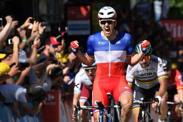 Arnaud Démare celebra la victoria en la meta de Vittel por delante de Peter Sagan y Alexander Kristoff.