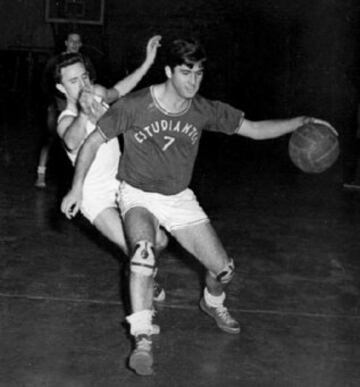 Rafael Laborde, con el balón en 1952.