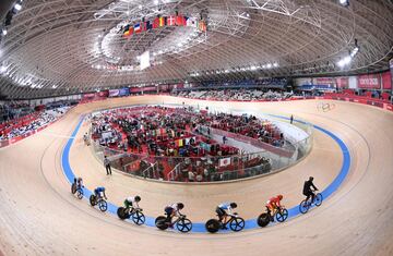 Emma Hinze, Liubov Basova, Luz Daniela Gaxiola Gonzalez, Anastasiia Voinova, Kelsey Mitchell y Bao Shanju detr¨¢s de un marcador durante la primera ronda del keirin femenino de ciclismo en pista