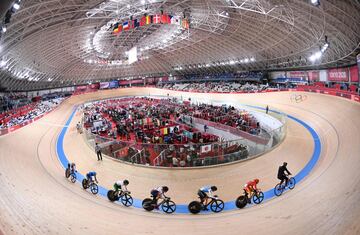 Emma Hinze, Liubov Basova, Luz Daniela Gaxiola Gonzalez, Anastasiia Voinova, Kelsey Mitchell y Bao Shanju detrás de un marcador durante la primera ronda del keirin femenino de ciclismo en pista