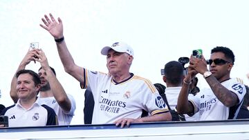Soccer Football - Real Madrid celebrate winning the Champions League - Cibeles Fountain, Madrid, Spain - June 2, 2024 Real Madrid coach Carlo Ancelotti during the celebrations with fans REUTERS/Ana Beltran