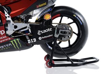 Ducati ha presentado en Madonna di Campiglio a sus equipos de MotoGP y Superbike para la temporada 2023. Los detalles de la Desmosedici son un propulsor 4 tiempos V4 a 90?, refrigeraci¨®n por l¨ªquido, distribuci¨®n desmodr¨®mica con doble ¨¢rbol de levas en cabeza y 4 v¨¢lvulas por cilindro.
