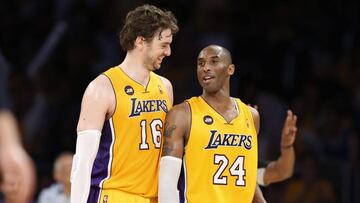 Pau Gasol y Kobe Bryant durante un partido con Los Angeles Lakers.