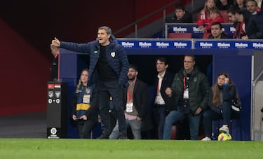El entrenador del Athletic Club, Ernesto Valverde, da instrucciones en la banda. 