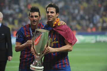 La temporada 2011/12 empezó como acabó la anterior, con Villa levantando títulos en el Barcelona. En la imagen festeja con Cesc Fabregas, reciente fichaje del club, el triunfo en la Supercopa de Europa.