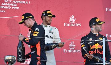 Lewis Hamilton celebra la victoria en el podio junto a Max Verstappen y Daniel Ricciardo.