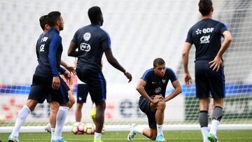 Mbapp&eacute;, &uacute;nico de cara, durante el entrenamiento de la selecci&oacute;n de Francia ayer.