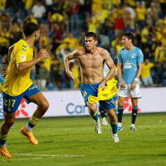 Las Palmas reina en la agonía