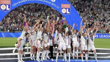 TURIN - Olympique Lyonnais women goalkeeper Christiana Endler, Grace Kazadi of Olympique Lyonnais women, Wendie Renard of Olympique Lyonnais women, Selma Bacha of Olympique Lyonnais women, Perle Morroni of Olympique Lyonnais women, Amandine Henry of Olympique Lyonnais women, Amel Majri of women , Sara Bjork Gunnarsdottir of Olympique Lyonnais women, Eugenie Le Sommer of Olympique Lyonnais women, Dzsenifer Marozsan of Olympique Lyonnais women, Damaris Egurrola of Olympique Lyonnais women, Ellie Carpenter of Olympique Lyonnais women, Catarina Macario of Lyonis women, Olympique Lyonnais women goalkeeper Sarah Bouhaddi, Danielle van de Donk of Olympique Lyonnais women, Alice Sombath of Olympique Lyonnais women, Emelyne Laurent of Olympique Lyonnais women, Delphine Cascarino of Olympique Lyonnais women, Kedeisha Buchanan of Olympique Lyonnais women, Smpally Julini Lyonnais women, Janice Cayman of Olympique L yonnais women, Ines Nora Benyahia of Olympique Lyonnais women, Lindsey Horan of Olympique Lyonnais women, Melvine Malard of Olympique Lyonnais women, Griedge Mbock Bathy of Olympique Lyonnais women, Olympique Lyonnais women goalkeeper Alyssia Paljeviculi, Laurine Bagrine of Olymp Olympique Lyonnais women, Kysha Sylla of Olympique Lyonnais women, Chloe Tapia of Olympique Lyonnais women, Candice Charbonnier of Olympique Lyonnais women, Olympique Lyonnais women goalkeeper Emma Holmgren, Olympique Lyonnais women goalkeeper Feerine Belhadj, Olympique Lyonnaisunpas of coach, S Signonia Bommunpas Olympique Lyonnais women, Vicki Becho of Olympique Lyonnais women after the UEFA Women's Champions League Final between Barcelona FC and Olympique Lyon at the Juventus Stadium on May 21, 2022 in Turin, Italy. ANP | DUTCH HEIGHT | GERRIT FROM COLOGNE (Photo by ANP via Getty Images)