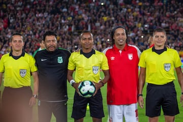 La fiesta en El Campín que disfrutó de la magia de Ronaldinho en el partido entre Santa Fe y Nacional, en el que se le rindió homenaje al brasileño que jugó con la '10' del equipo bogotano.