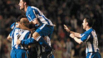 <b>LA GRAN REMONTADA</B>. Alegría justificada de los deportivistas tras el gol de Fran que significó el triunfo gallego.