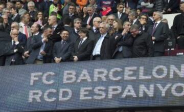 El presidente de la Generalitat Carles Puigdemont acudió al palco para presenciar el derbi catalán.