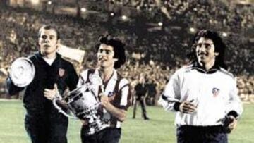<b>LAUREADOS. </b>Reina, Marcelino y Ayala con la Copa de 1976. El Atlético acumula nueve Copas. Los maños llevan seis títulos coperos.