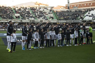 Pese al apoyo incondicional de su gente, el Castellón solo ha podido ser el cuarto mejor visitante de su grupo. Por delante, el Cornellá, el Lleida y el Barcelona B. Nueve victorias, tres empates y dos derrotas es el balance del equipo ‘orellut’. Buscarán el ascenso ante la UD Logroñés sin su afición y se blindará el estadio para evitar aglomeraciones. En caso de subir a Segunda, el lleno semanal está garantizado.