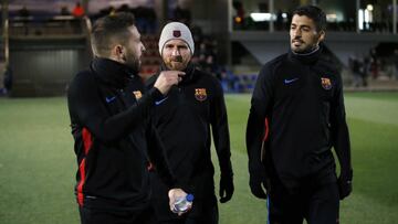 La plantilla del Barcelona se ejercitó ayer por la tarde en la Ciutat Esportiva. Lionel Messi, Luis Suárez y Jordi Alba fueron de los últimos jugadores en ingresar en el terreno de juego y lo hicieron bromeando.