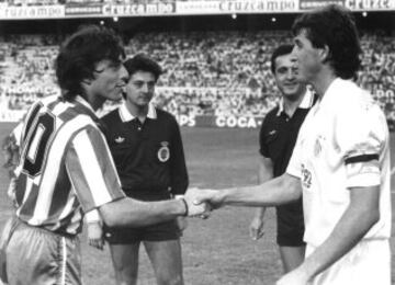 Defensa central y malagueño, Pepe Salguero hizo carrera en el Madrid de los 80 (El Madrid de los García y el comienzo de la Quinta del Buitre) antes de marcharse a orillas del Guadalquivir, donde llegaría a capitanear al club hispalense...