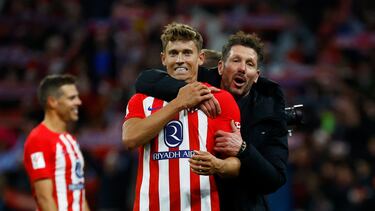 Simeone abraza a Marcos Llorente tras acabar el Atlético-Sevilla.