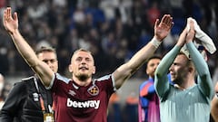 Vladimir Coufal, a la izquierda, y Jarrod Bowen, a la derecha, celebran la victoria del West Ham en el Campo del Olympique Lyonnais.